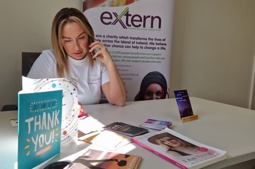 Extern staff member talking on the telephone