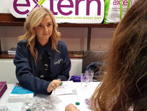 Extern staff member giving advice to a client