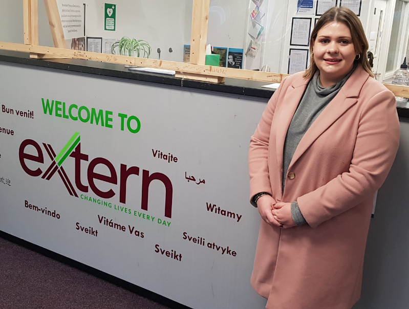 Extern staff member standing at the reception of the homeless support team office